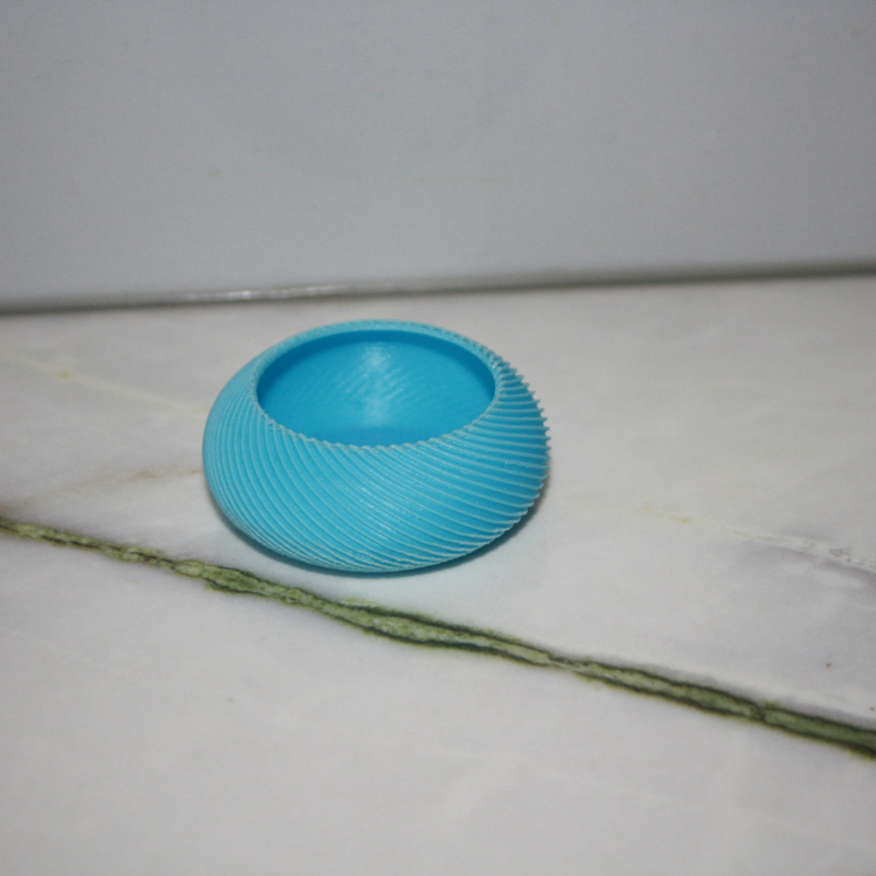 waxinelicht houder met een moderne gedraaide vorm